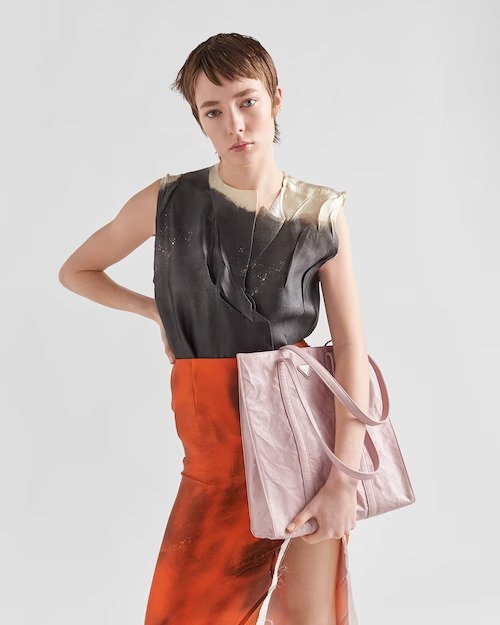 模特兒演繹Small Antique Nappa Leather Tote-Alabaster Pink。