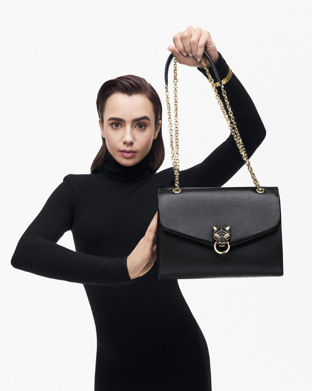 身穿黑色高領緊身裙的她,將手袋詮釋出高級感。