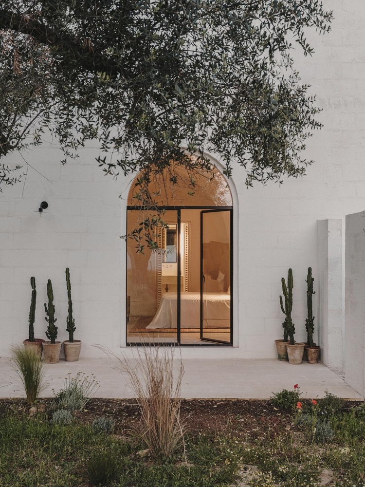 拱形門窗進一步增強幾何的優雅感。