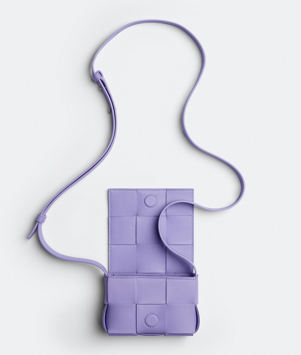 擁有精湛的編織工藝與俏皮色彩皮革面料。