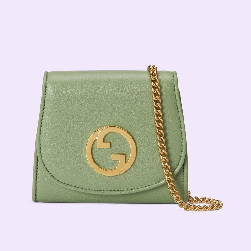 綠色的Gucci Blondie Medium Chain Wallet。