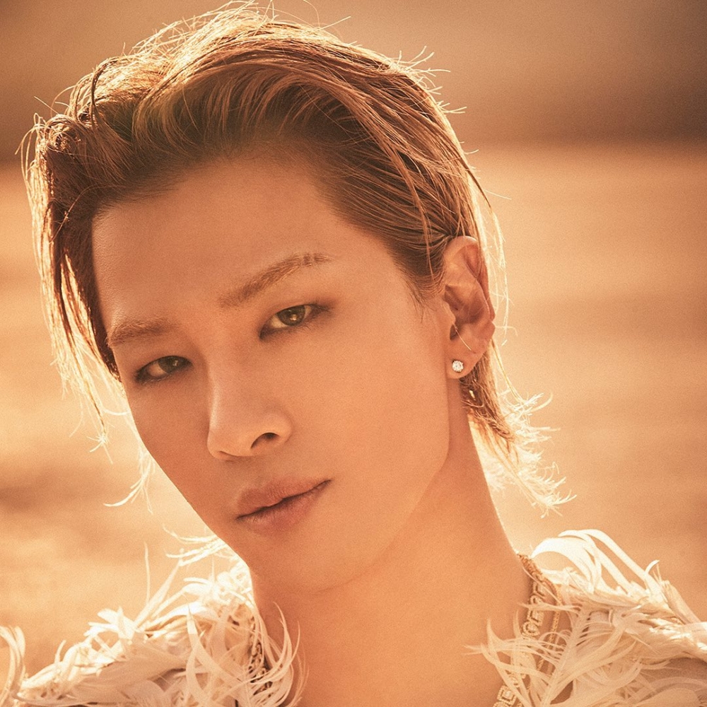 Taeyang背對著光線彷彿將身影與暖黃色的陽光揉合在一起
