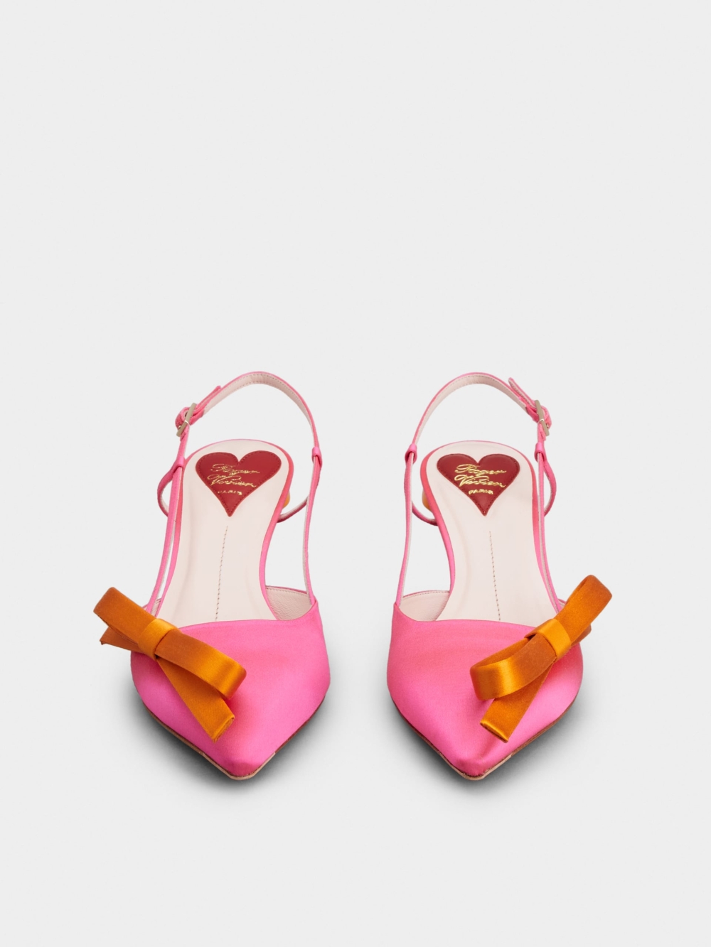 錐形鞋頭配有優雅的超大撞色蝴蝶結