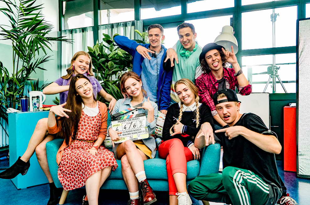 她的第一部影集的作品《Penny on M.A.R.S.》。