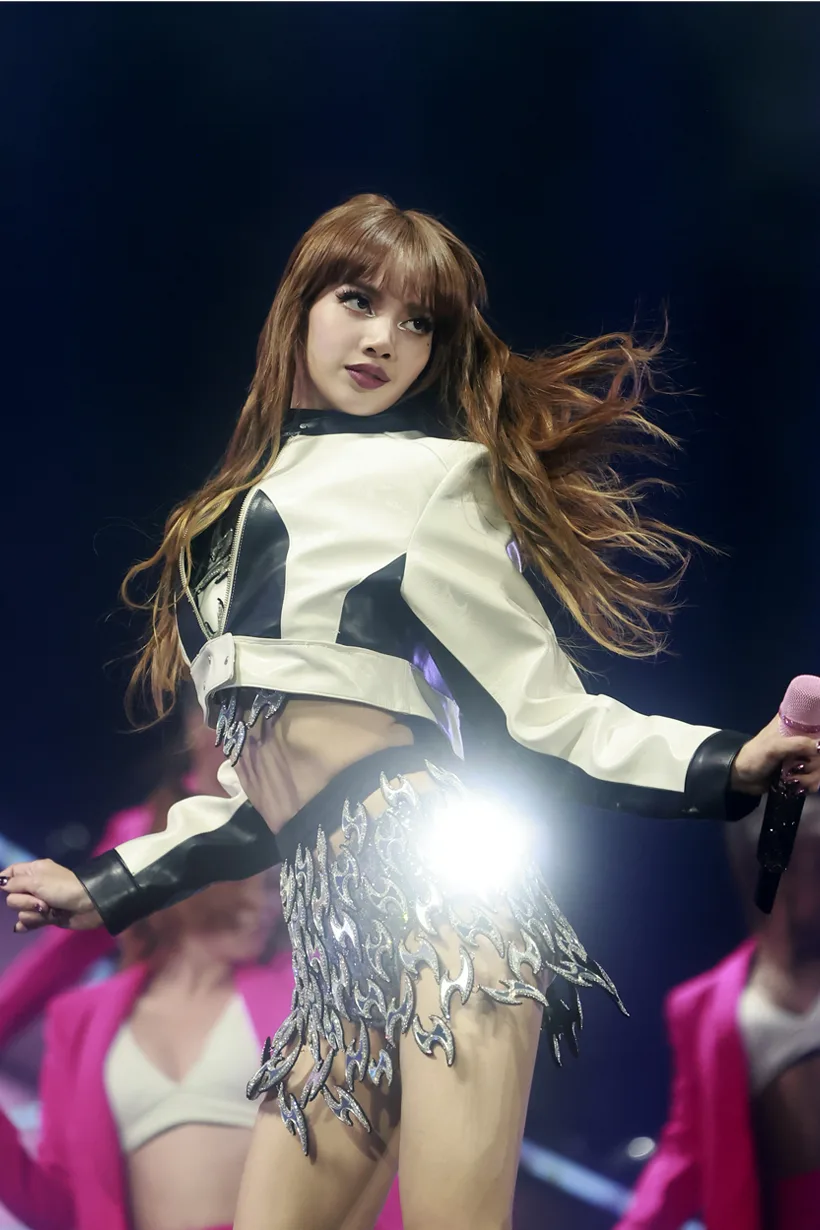 類似Bra Top的設計綴滿銀色圖騰裝飾,滿載高級感的硬派性感。