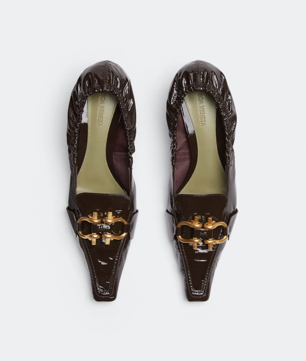 採用生物基橡膠注入和可生物降解皮革外底