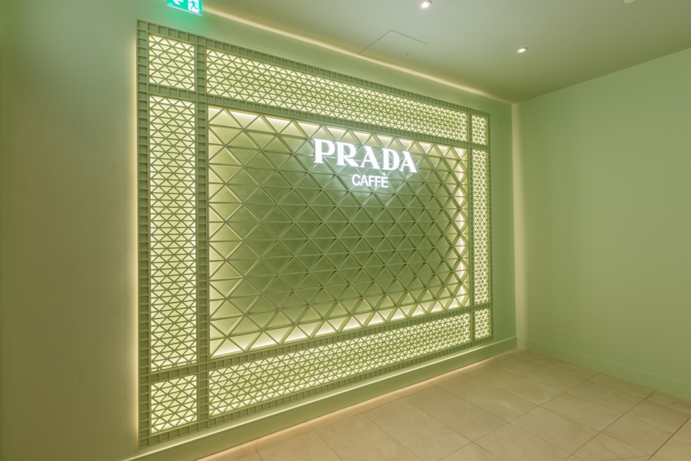 可事先於Prada或Harrods百貨官方網站進行預約