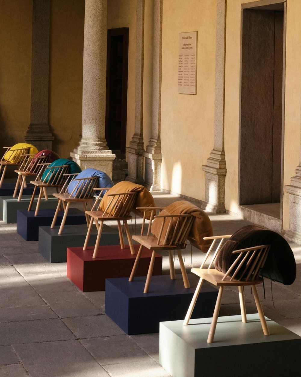 LOEWE以「LOEWE Chair」為題參展,共推出三十張餐椅