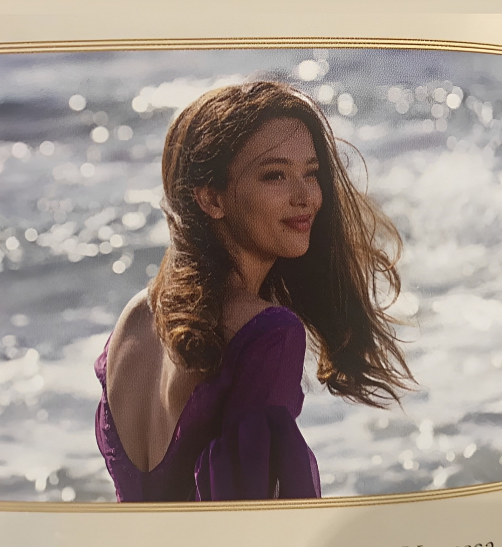 在網路上也開始流出她在劇中的造型。