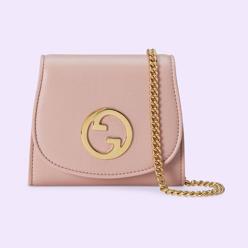 浪漫的淡粉色Gucci Blondie Medium Chain Wallet。