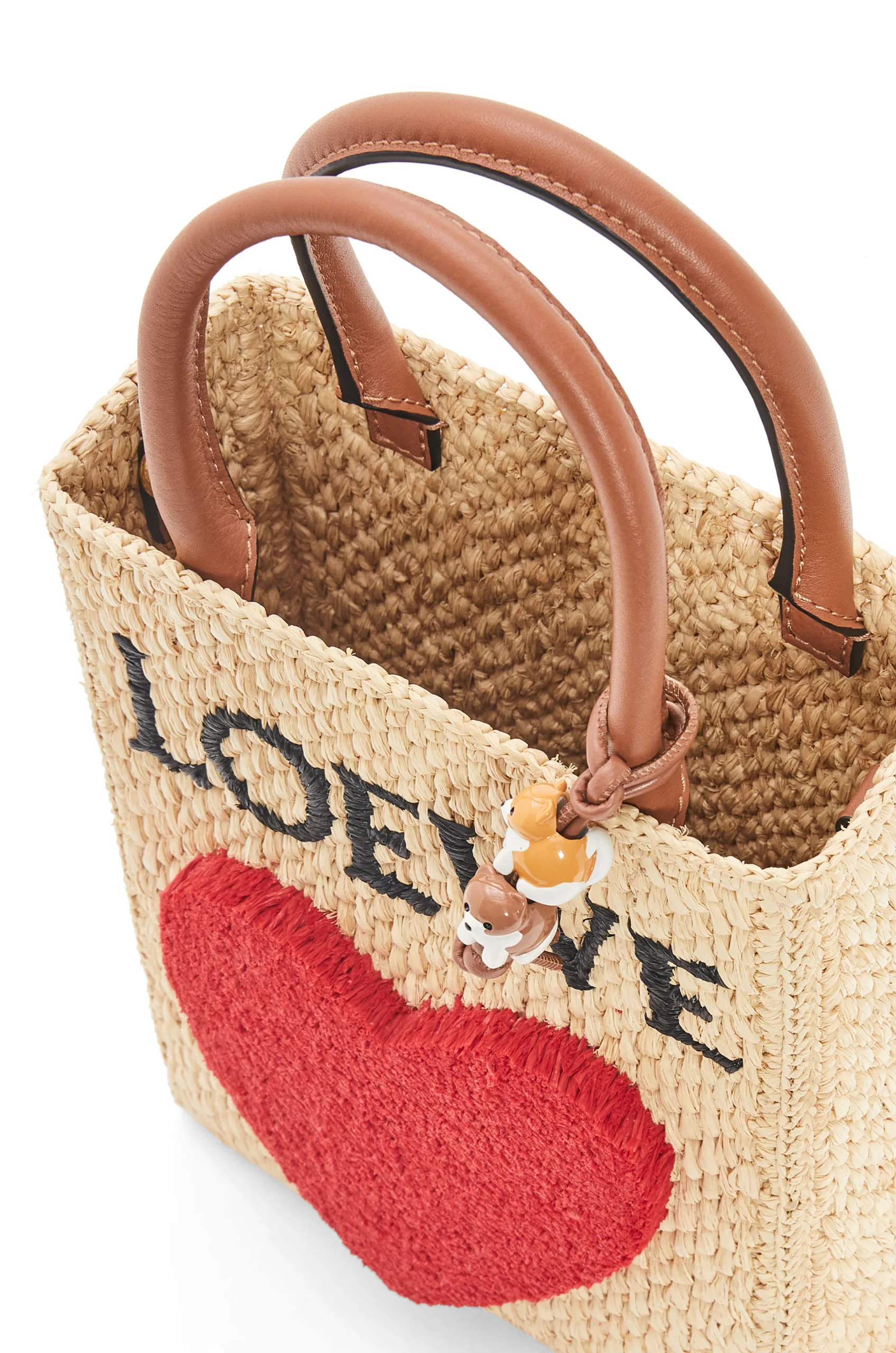 內部以主要隔層設計為收納空間