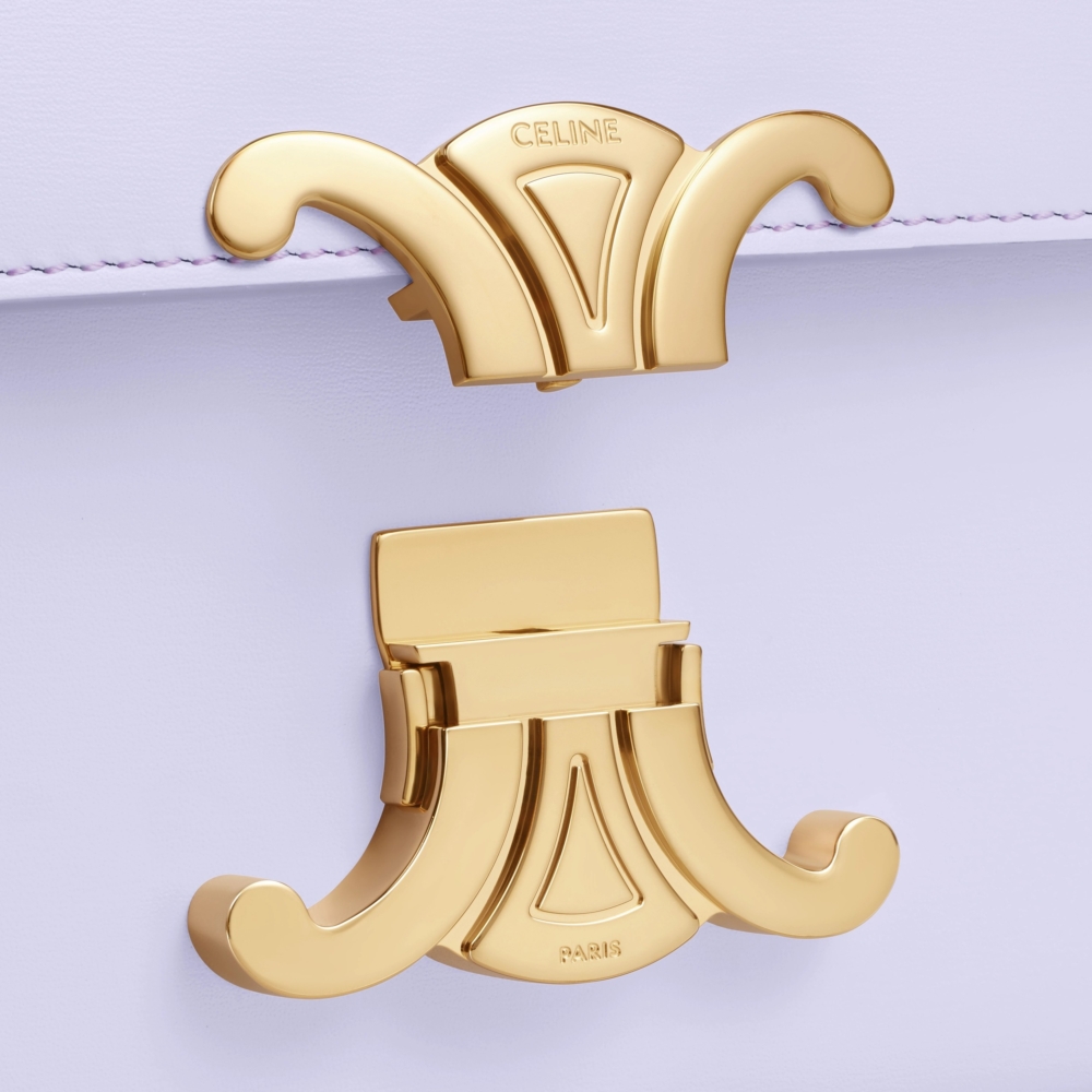 招牌的Triomphe金屬浮雕鎖扣作為畫龍點睛的一筆