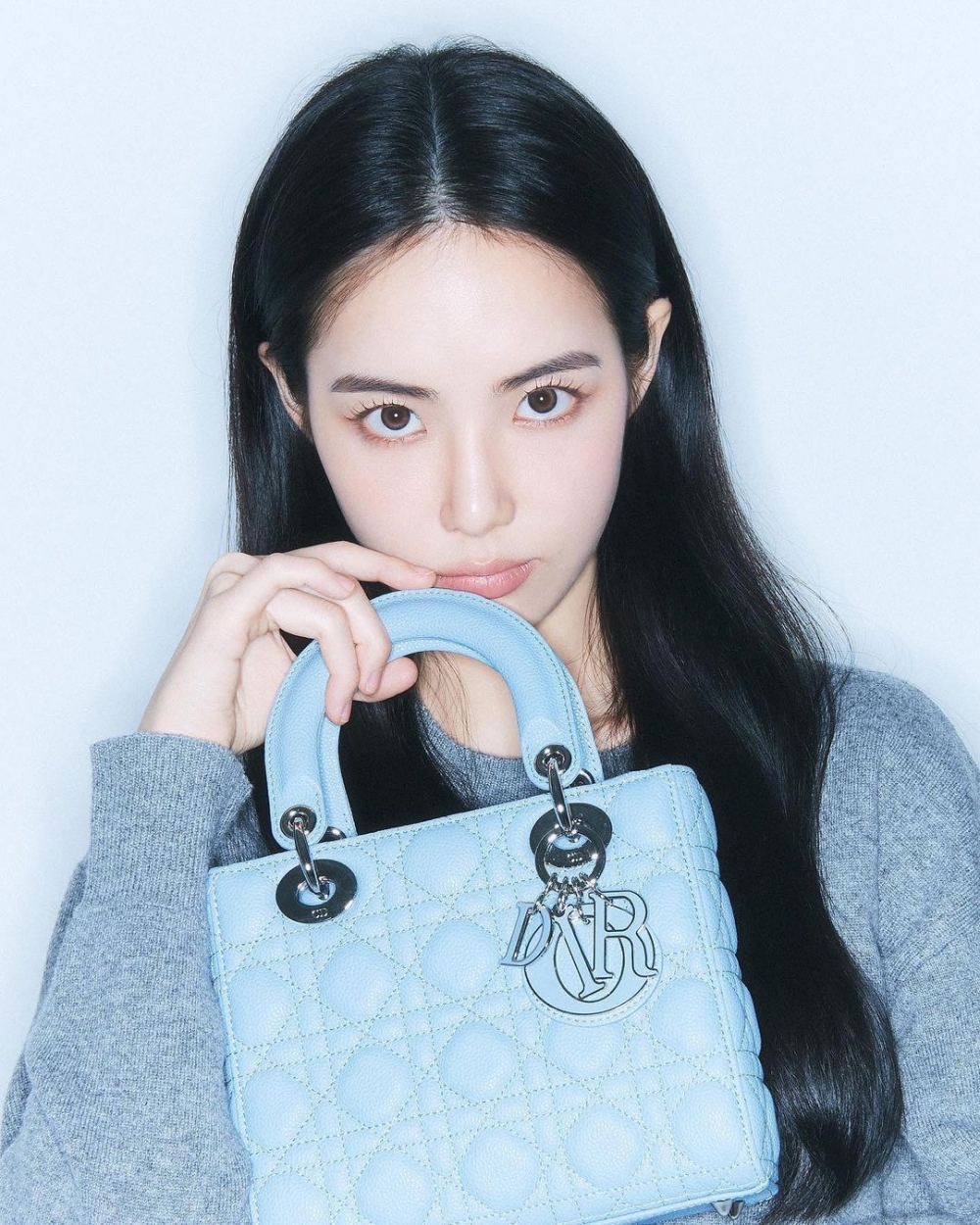 獨特的氣質拿下不少時尚品牌合作廣告。