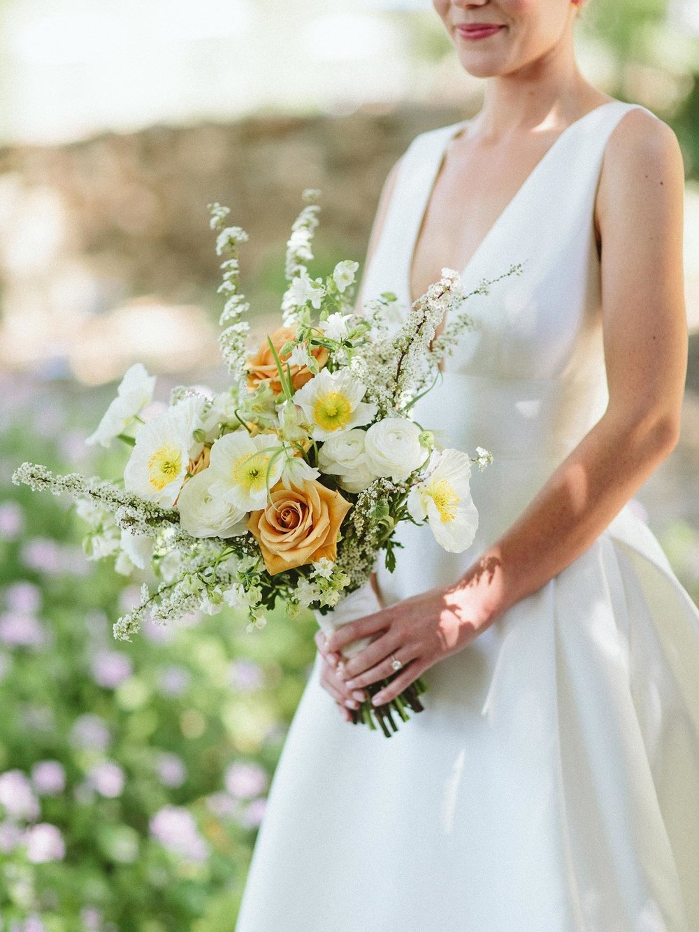 夏季時繁盛花朵營造萬物蓬勃的生命力