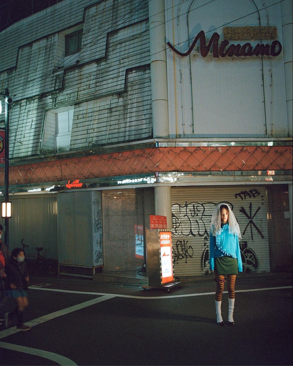 在每個造型中頭上戴上頭紗重新定義婚服的自在樣貌！