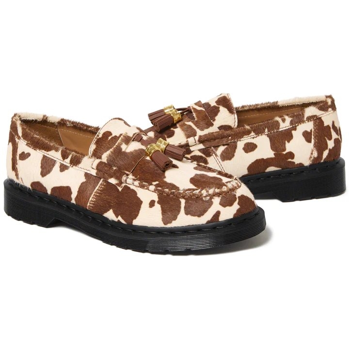 有著棕色乳牛紋的款式。