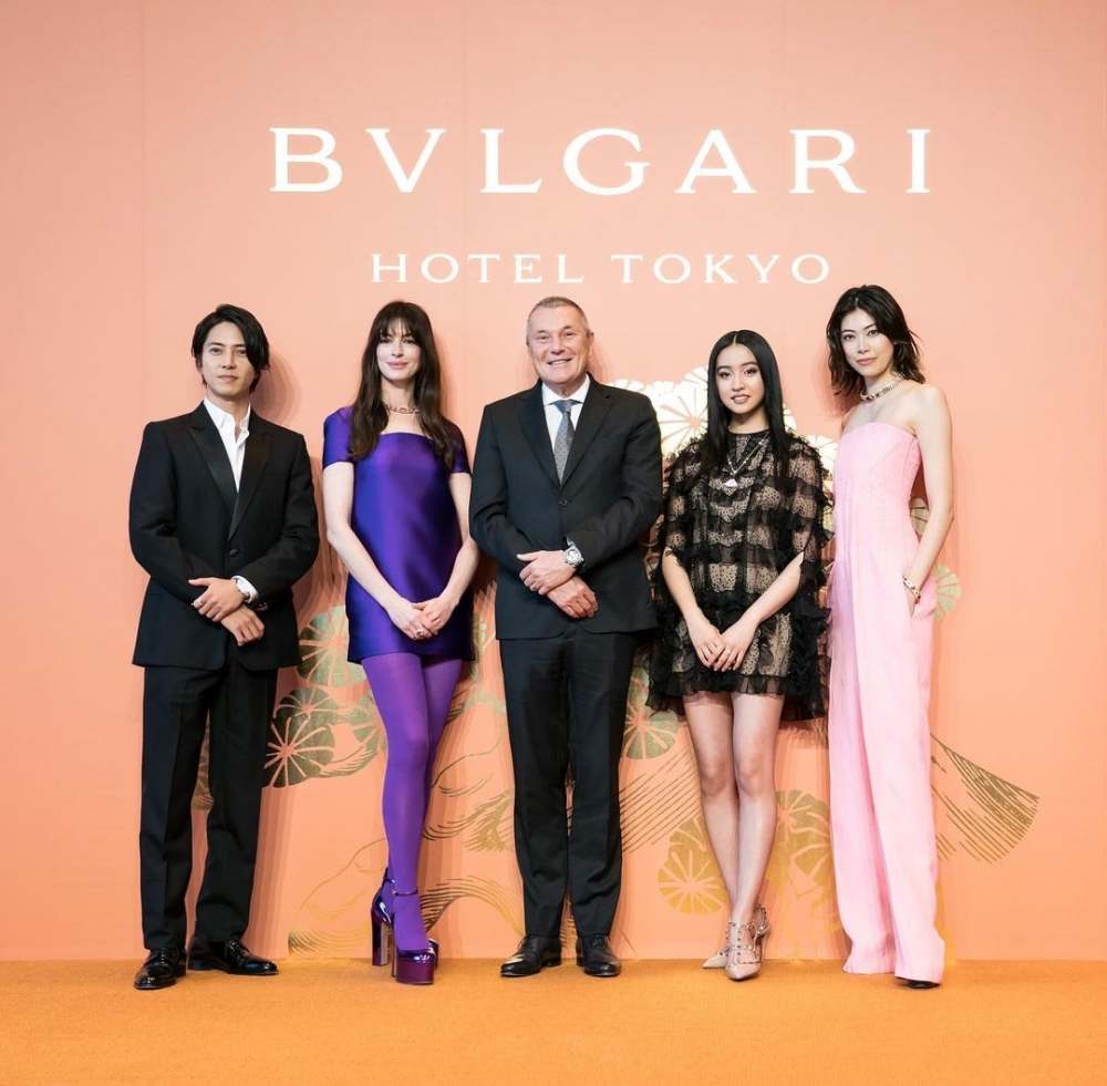 Anne Hathaway換上Valentino Fall2023紫色簡約連衣裙