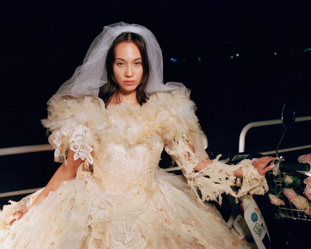 水原希子穿上白色澎裙營造夢幻氛圍