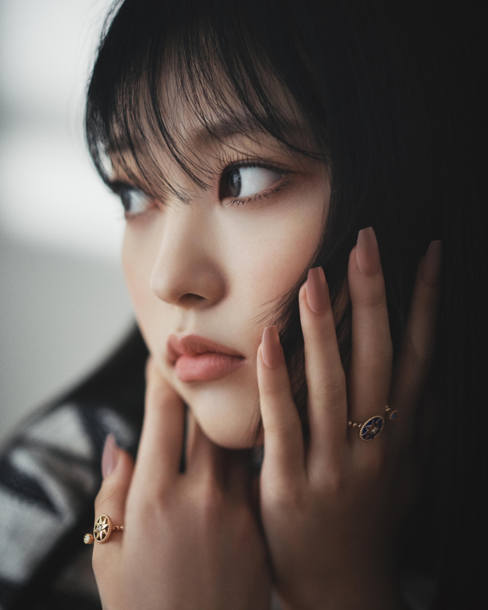 Haerin 有著杏仁大眼，貓咪般尖耳朵被封為是貓系少女