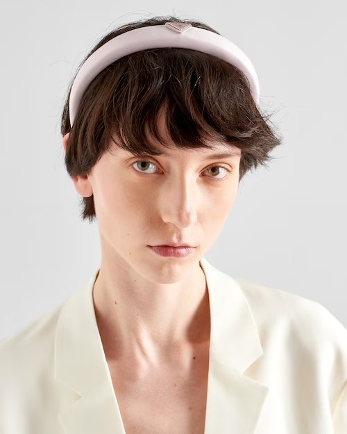 在Prada之中推出多款時髦髮箍。