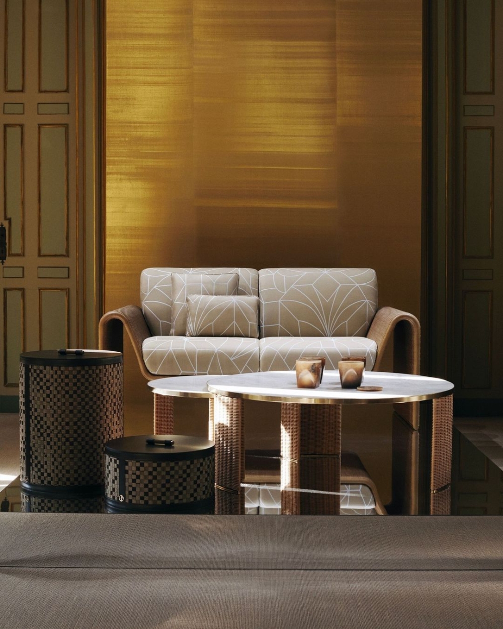 帶有曲線的柳條單品以中性色調的微妙變化突出了漸層設計