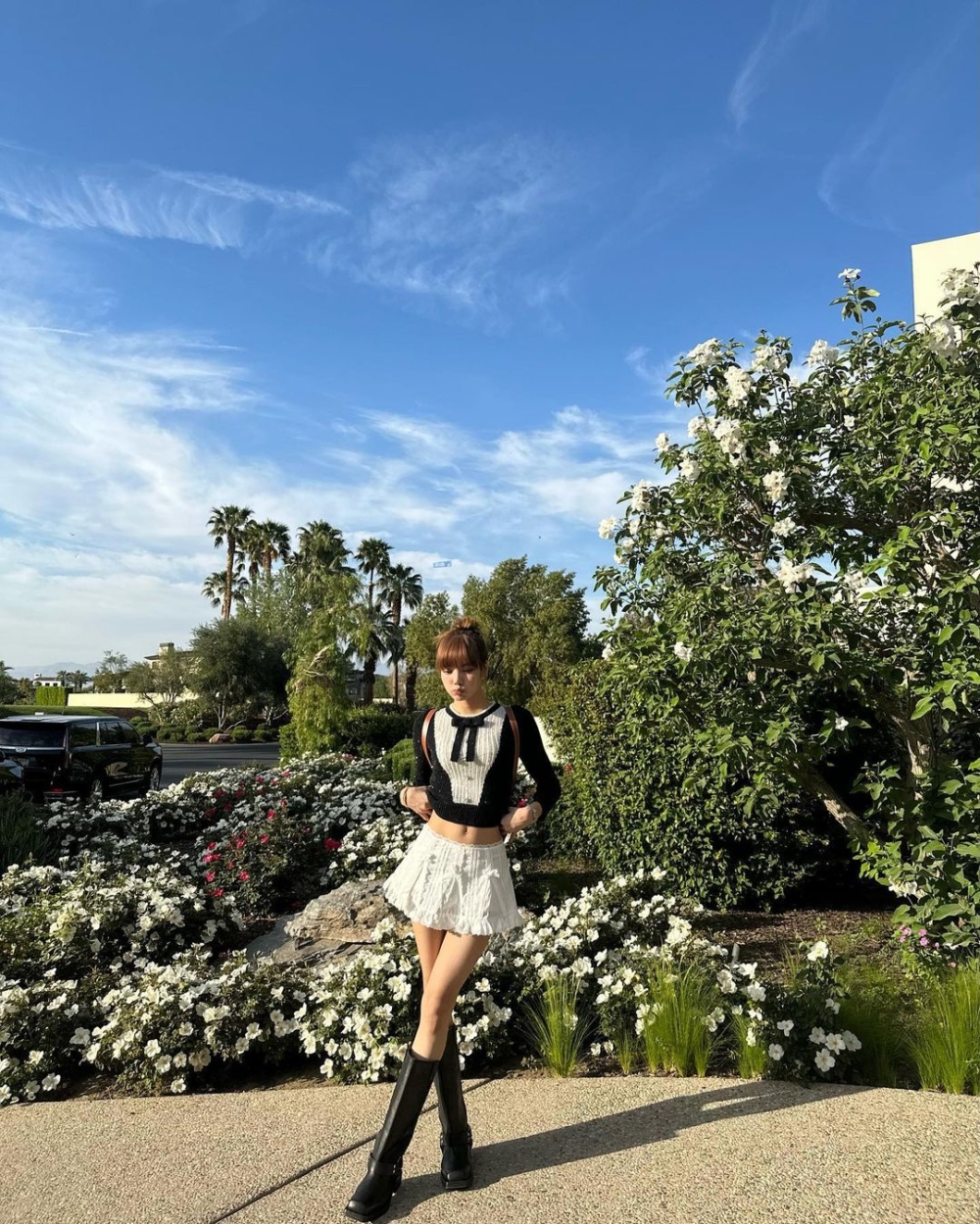 展現難得一見的學院少女風
