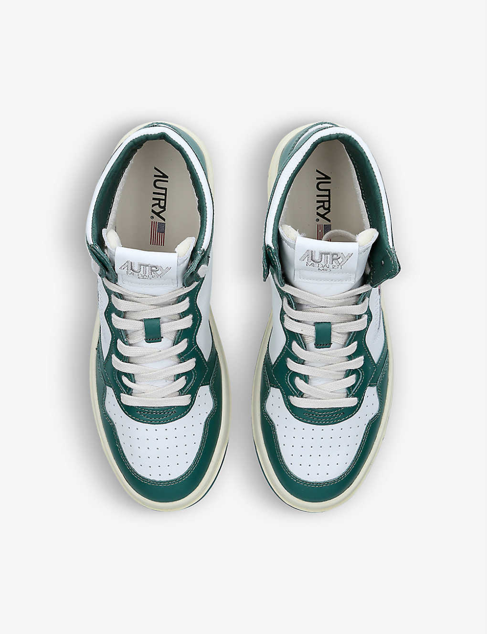 一雙又帥又酷的球鞋。