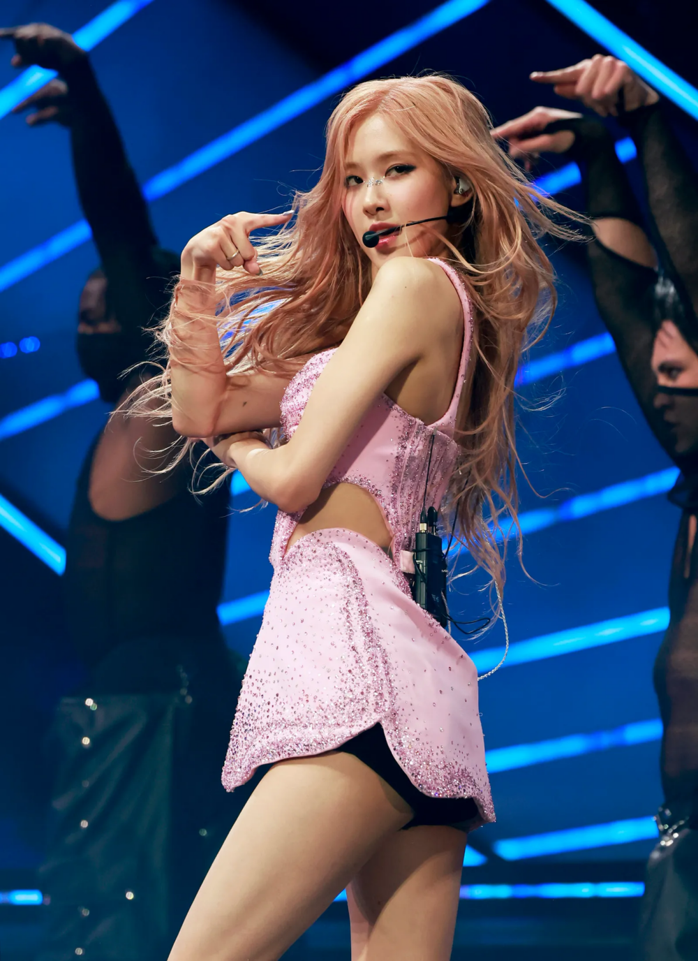 Rosé一頭飄逸的秀髮率性中帶有一絲性感女人味