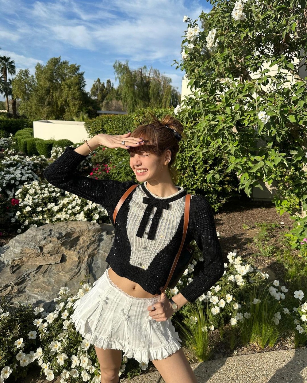 穿上黑白色調的CELINE短版上衣