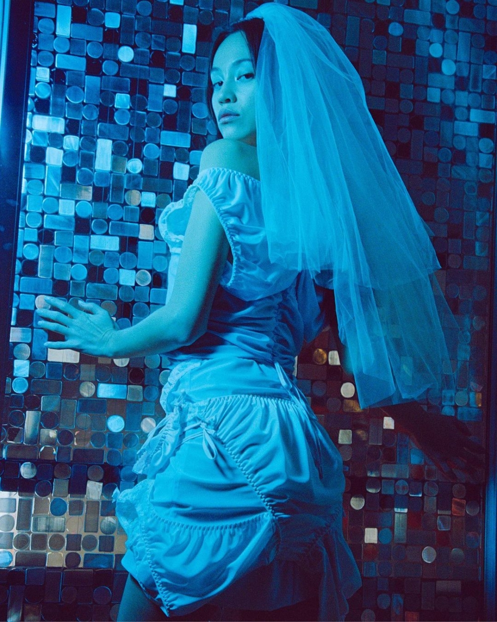 水原希子回眸望向鏡頭，宛如夢遊午夜東京