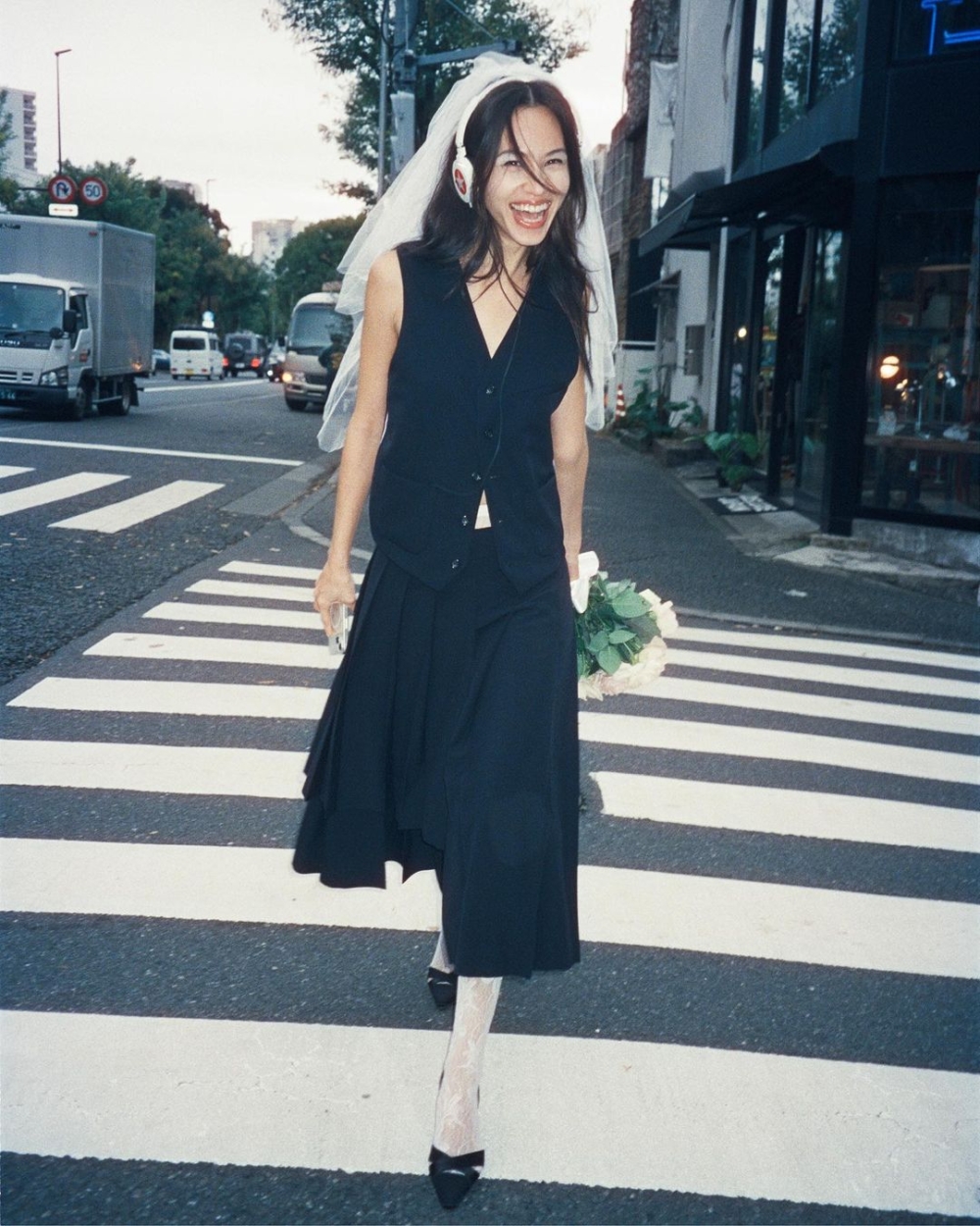 在東京街頭遊走、奔跑，宛如日劇中的叛逆新娘！