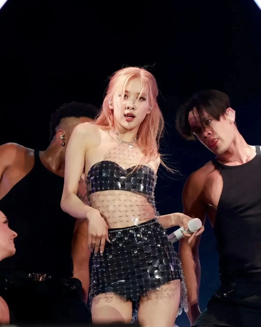 在Solo的環節換上個人造型的Rosé身穿Paco Rabanne 黑色Bra Top上衣搭配黑色短褲