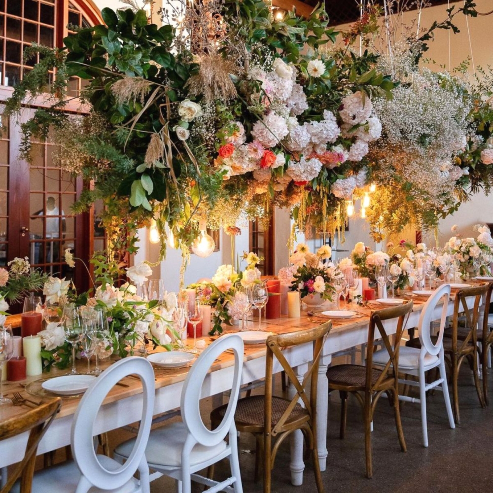 室內大型場合中，傾瀉而下的花卉瀑布為不同規模的婚禮佈置帶來不落俗套的風景