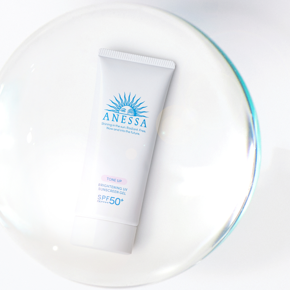 亮白美肌UV水感乳霜特別添加了高達50%養膚精華,打破「亮白必乾必敏感」的誤解。