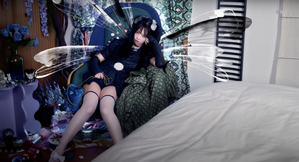 帶著神秘感的臉孔,背上還長著精靈翅膀