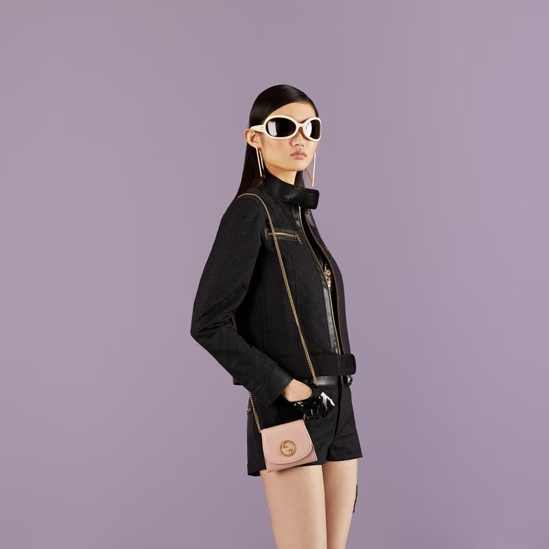 輕巧的Gucci Blondie Medium Chain Wallet,一登場便成為焦點。