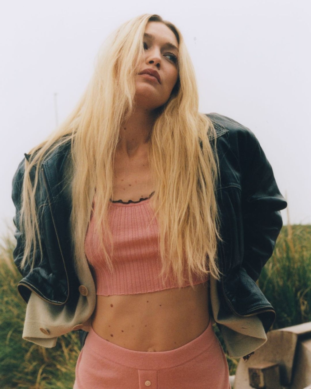 有著滾邊設計的上衣。