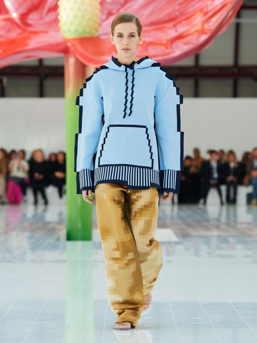 當時在秀場上亮相也成為話題焦點。