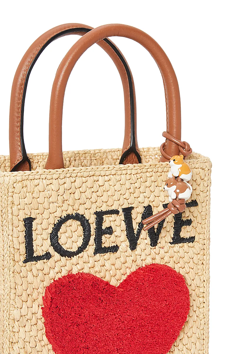 毛茸茸的紅色手工心形與米色纖維異材質設計形成對比