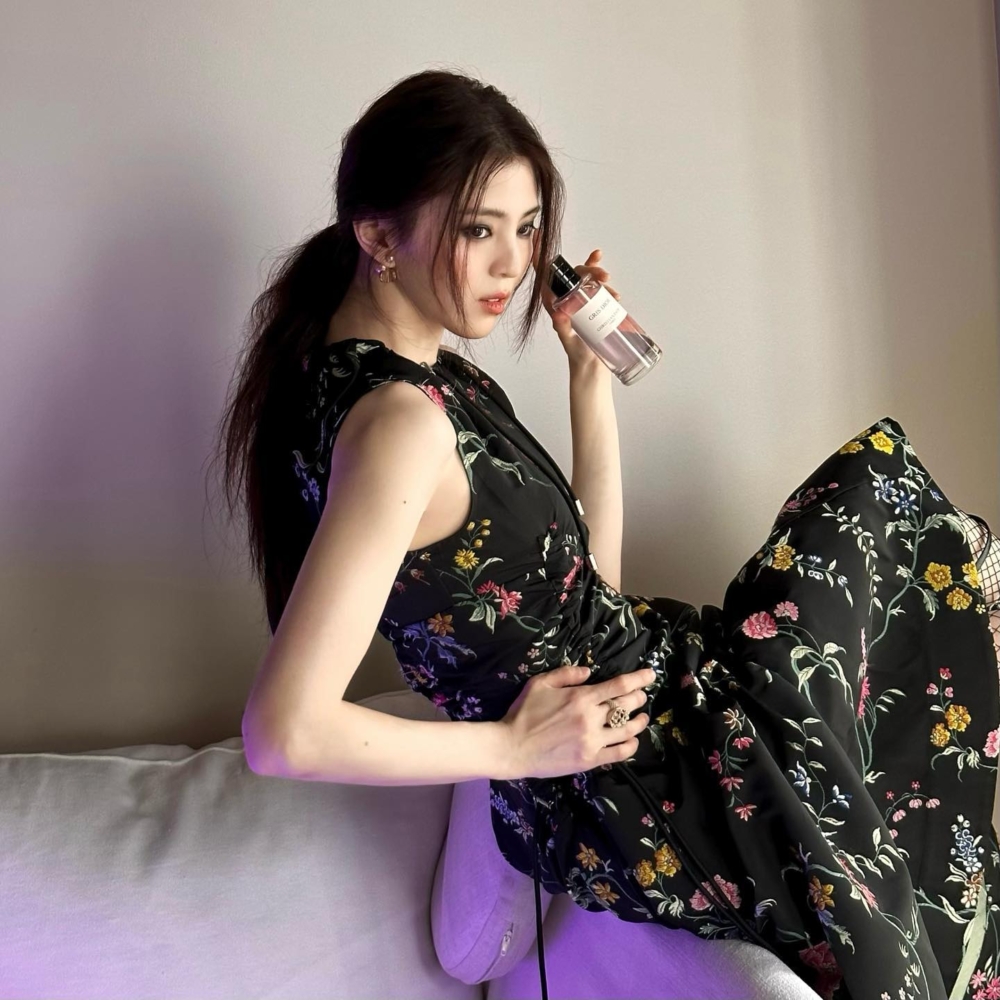 剪裁簡潔柔美的線條展現大器、充滿女性的柔美。