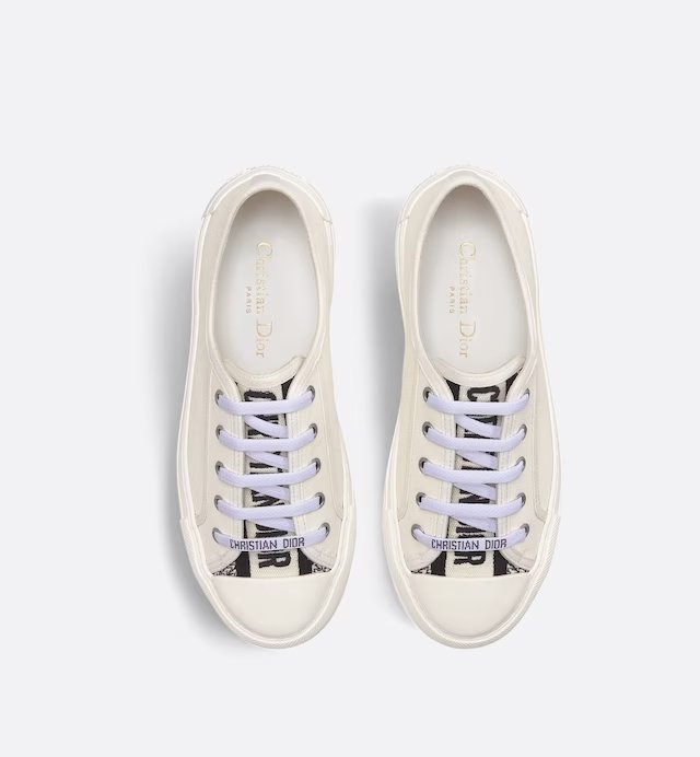 這雙球鞋有著厚底的設計。