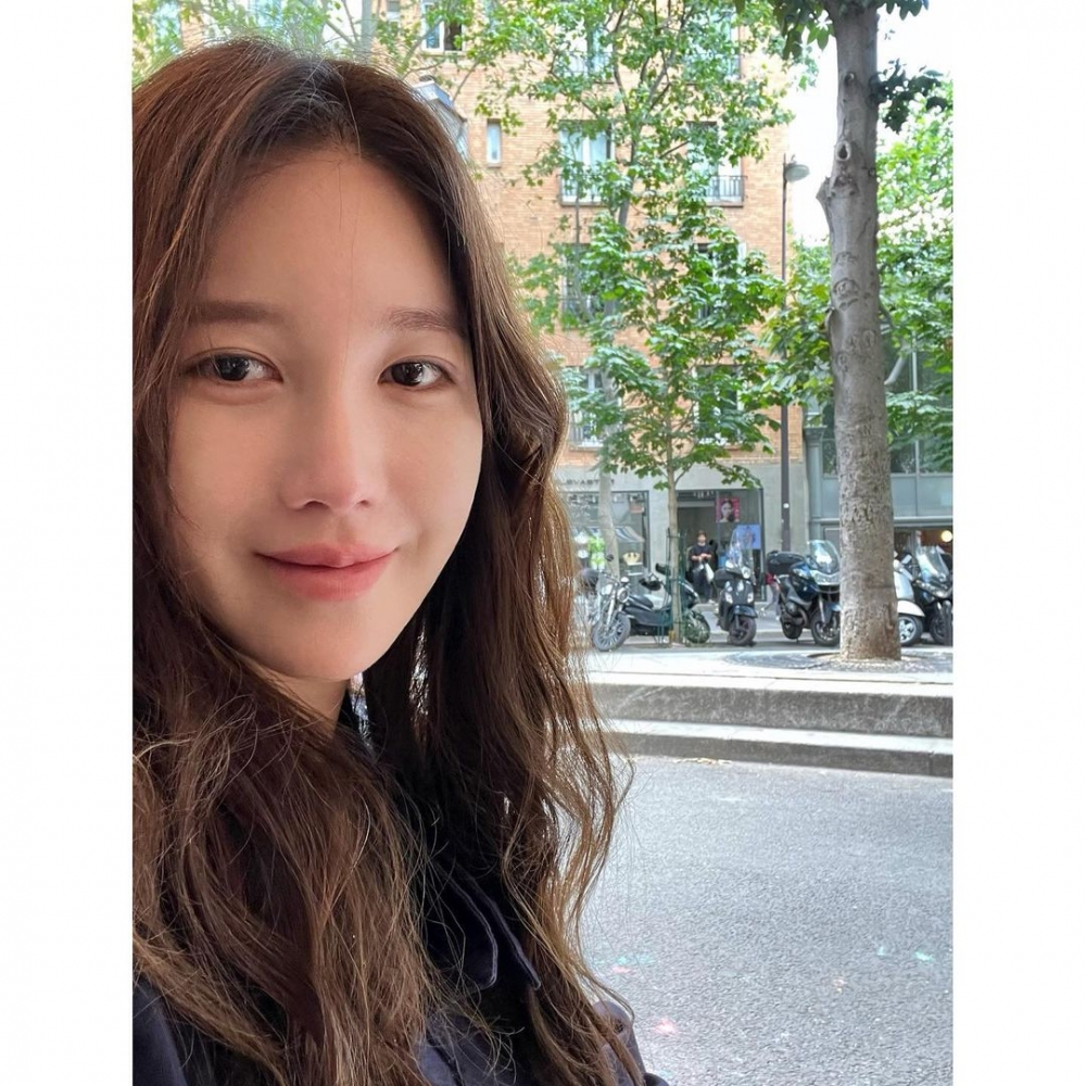 李智雅本身膚質很好，膚色均勻，無斑無紋。