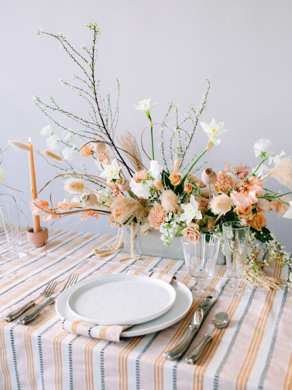 春季時以花卉結合亞麻製品打造自然花香的氛圍