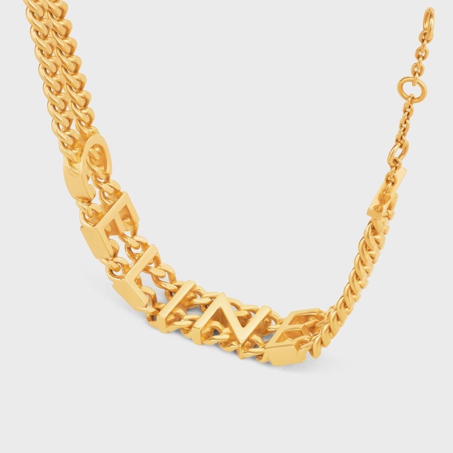 金屬質感的首飾提升整體的氣勢感。