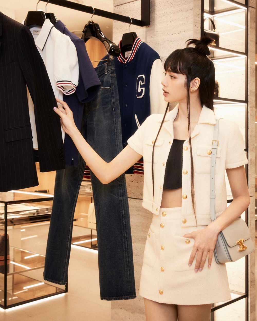Lisa以半丸子頭展現「夏日氣息」