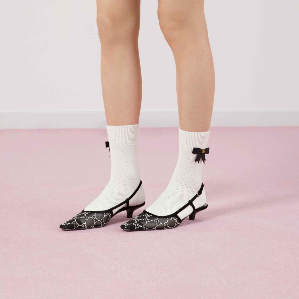 鞋帶採用同色絨面革細節