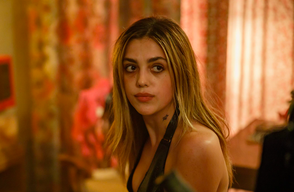 她在《Midnight in the Switchgrass 惡夜性追緝》中的造型。 