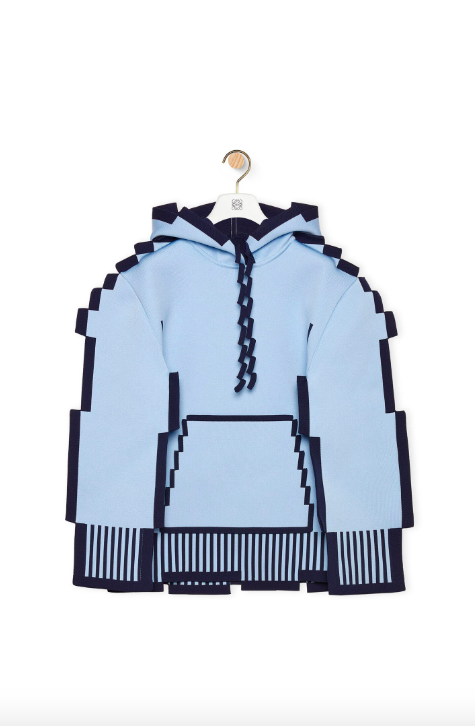 在秀場上登場的藍色帽T。