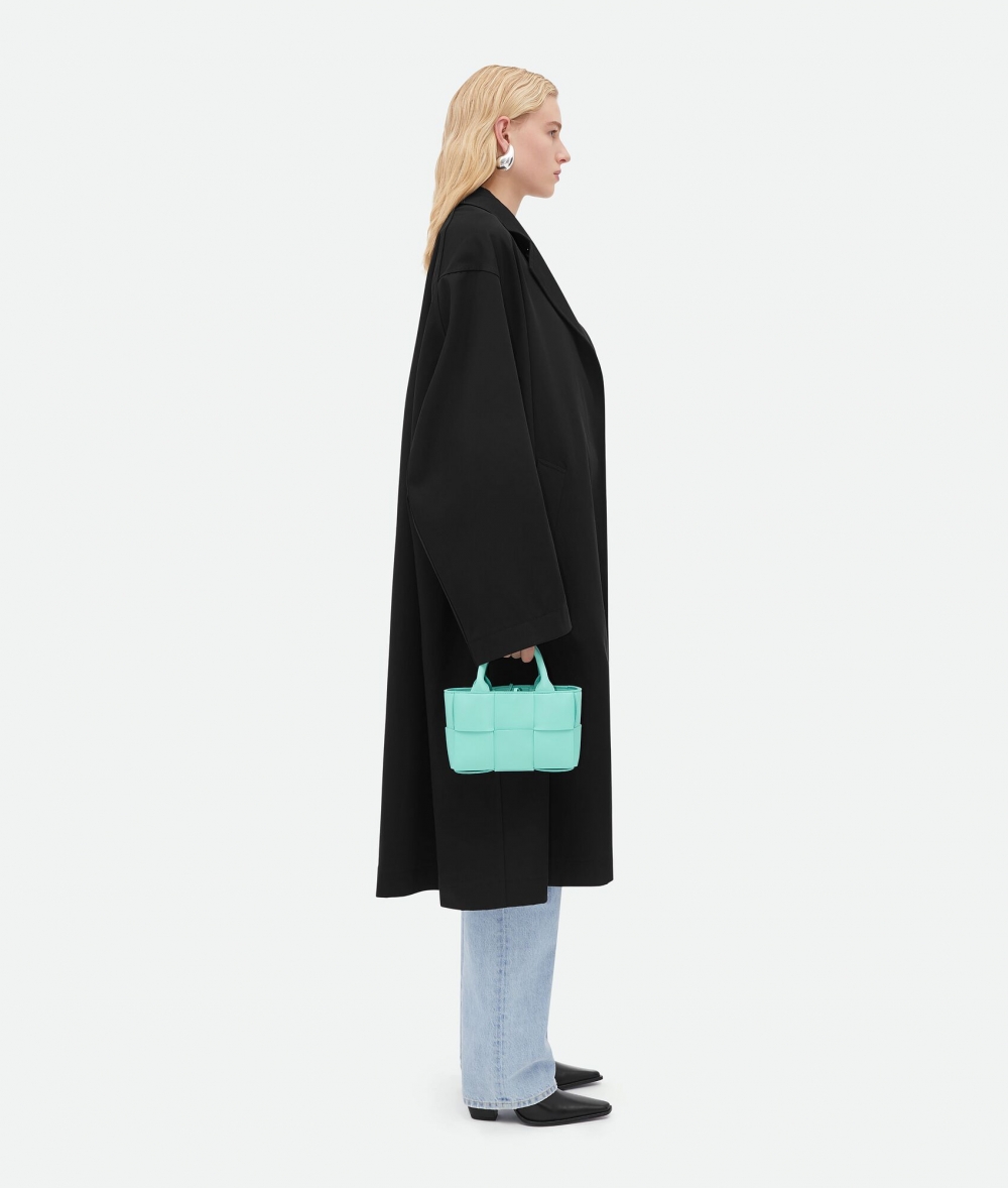 模特兒使用Bottega Veneta Candy Arco Tote Bag-Celadon。