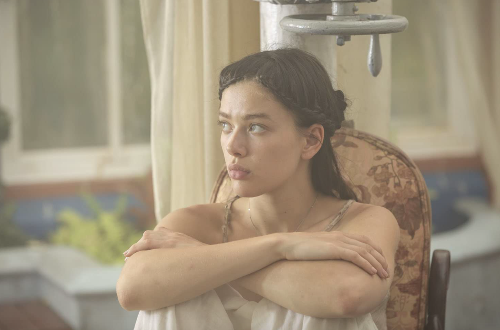 過去她曾在電影《Glasshouse》中演出。